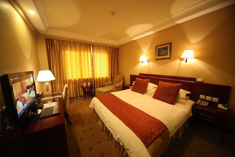 Overseas Chinese International Hotel Qingdao Bagian luar foto