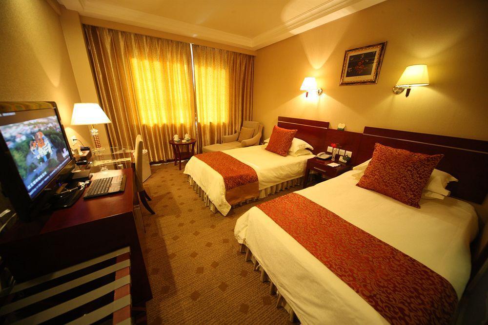 Overseas Chinese International Hotel Qingdao Bagian luar foto
