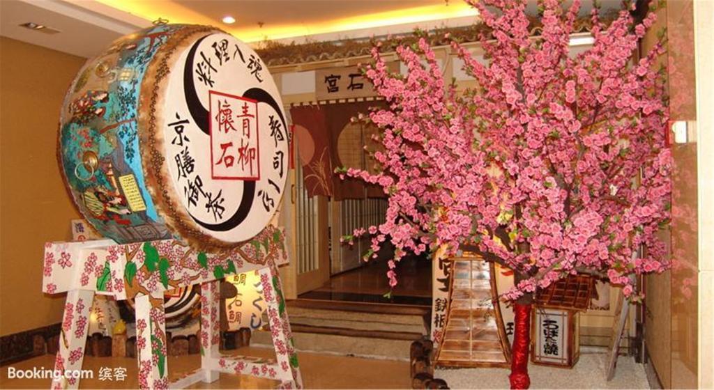 Overseas Chinese International Hotel Qingdao Bagian luar foto