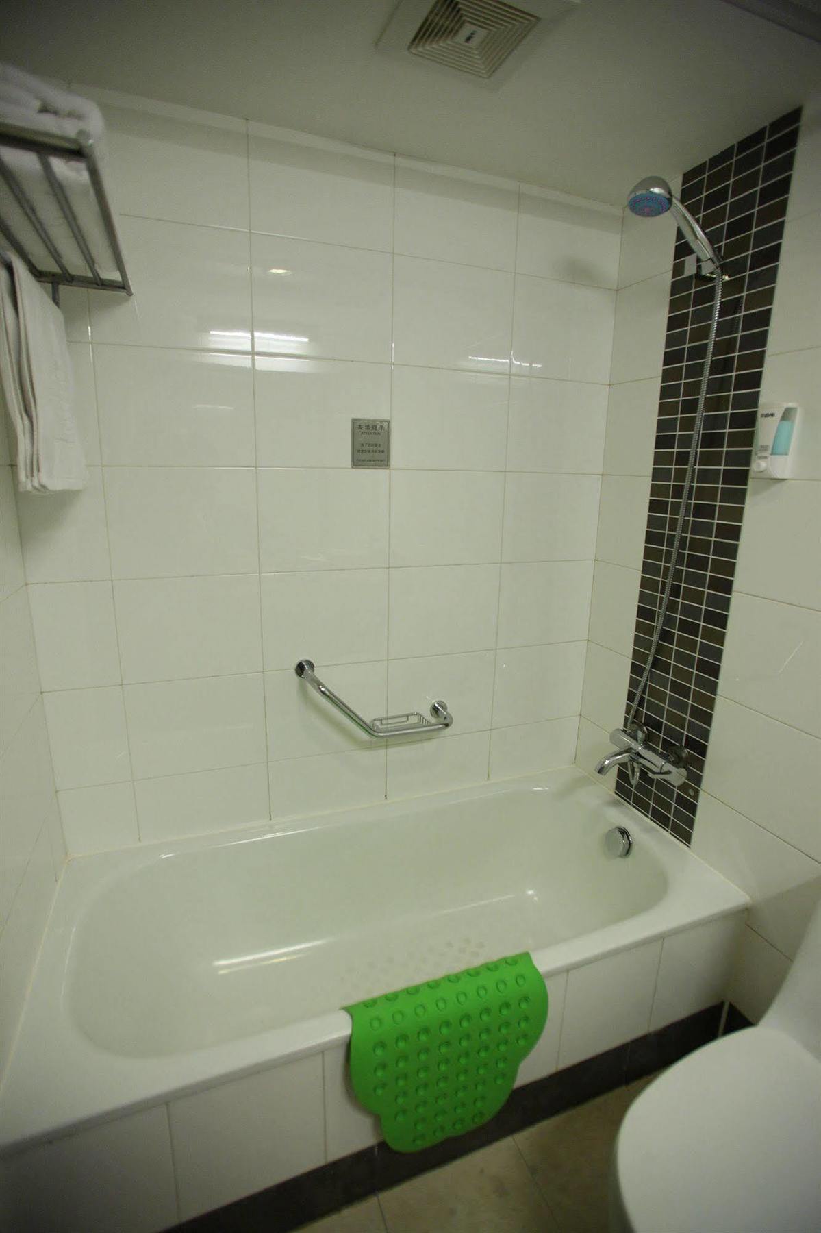 Overseas Chinese International Hotel Qingdao Bagian luar foto