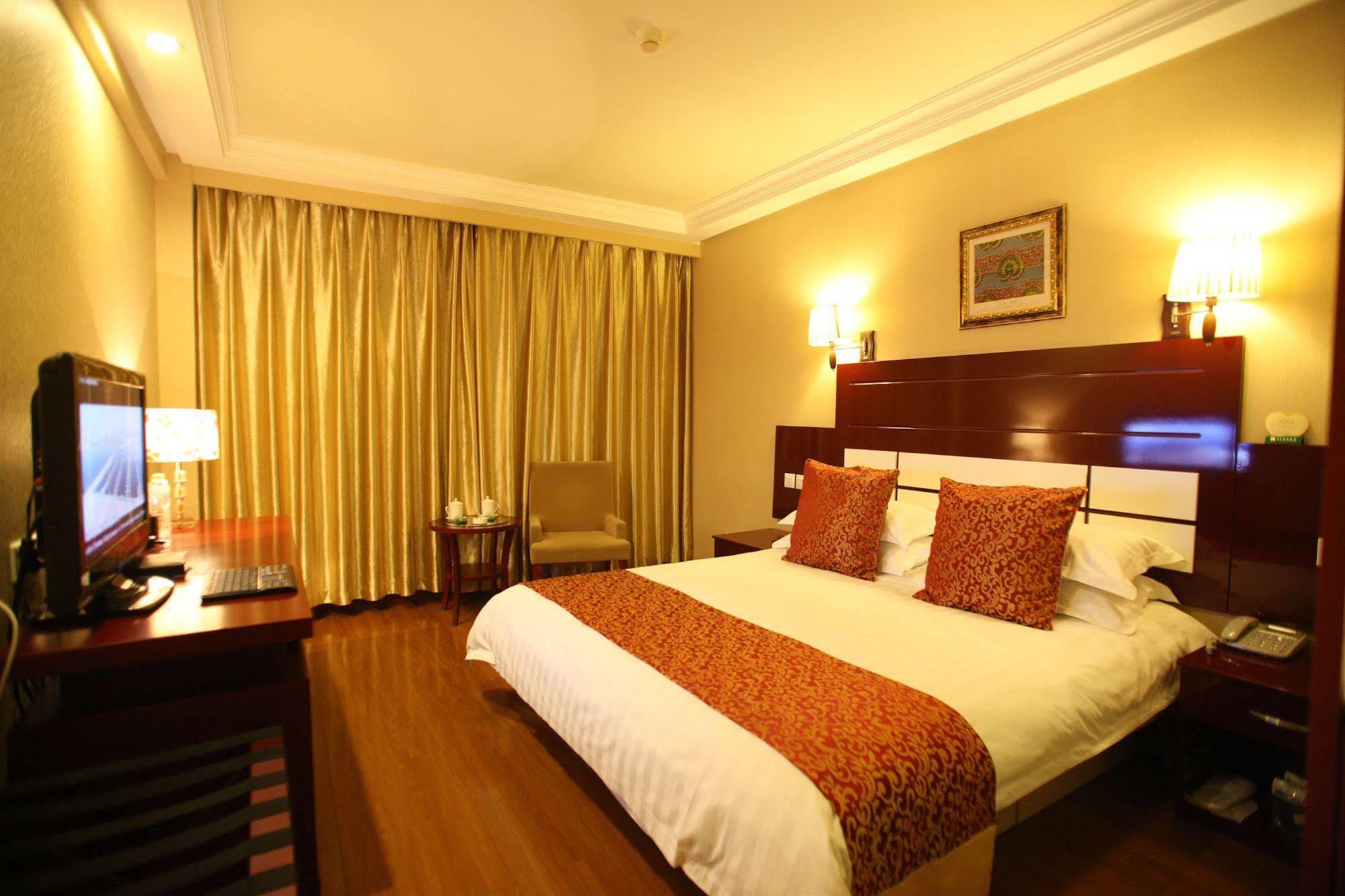 Overseas Chinese International Hotel Qingdao Bagian luar foto