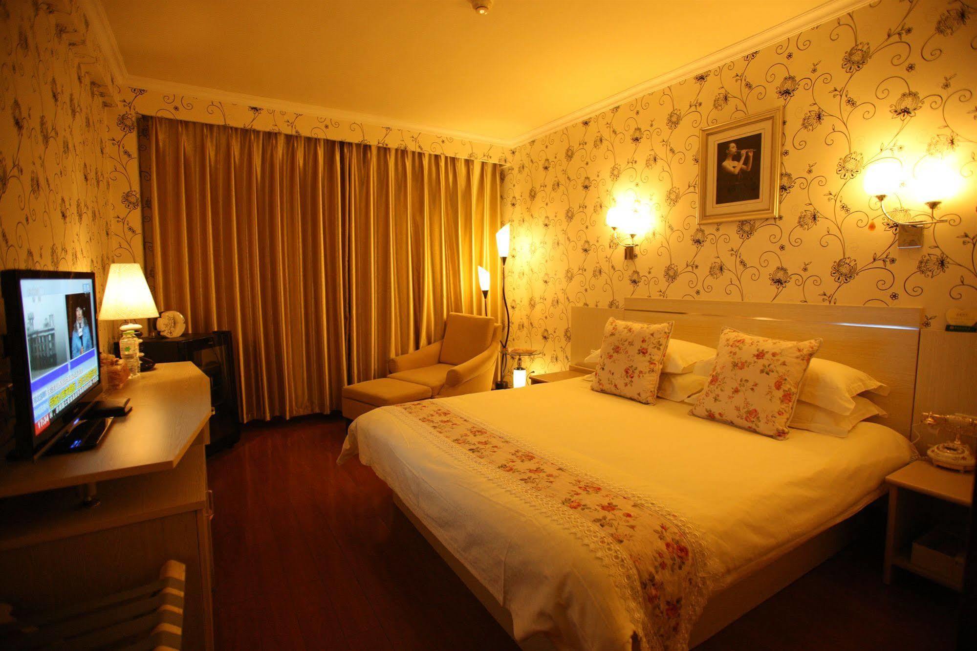 Overseas Chinese International Hotel Qingdao Bagian luar foto