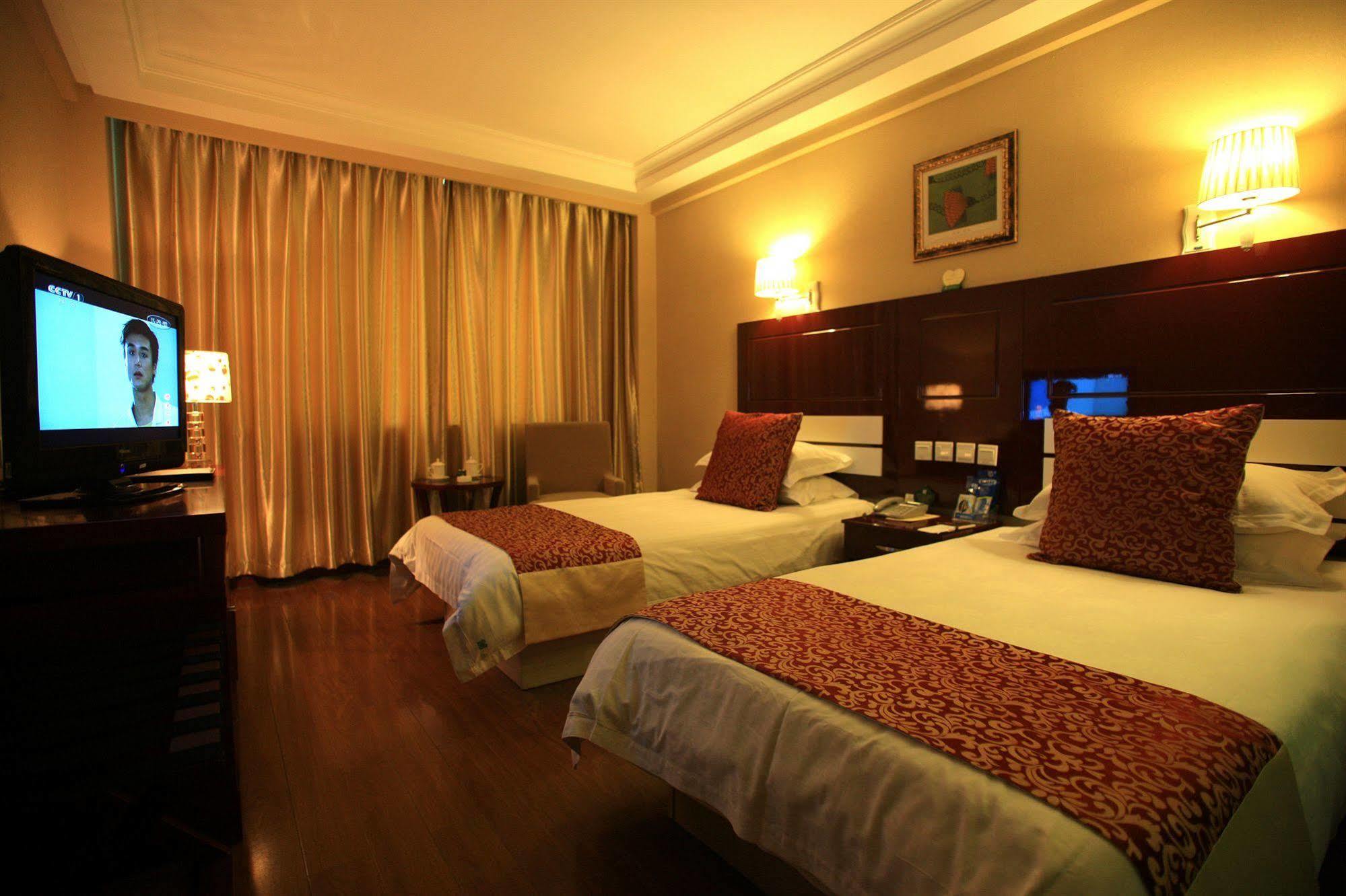 Overseas Chinese International Hotel Qingdao Bagian luar foto