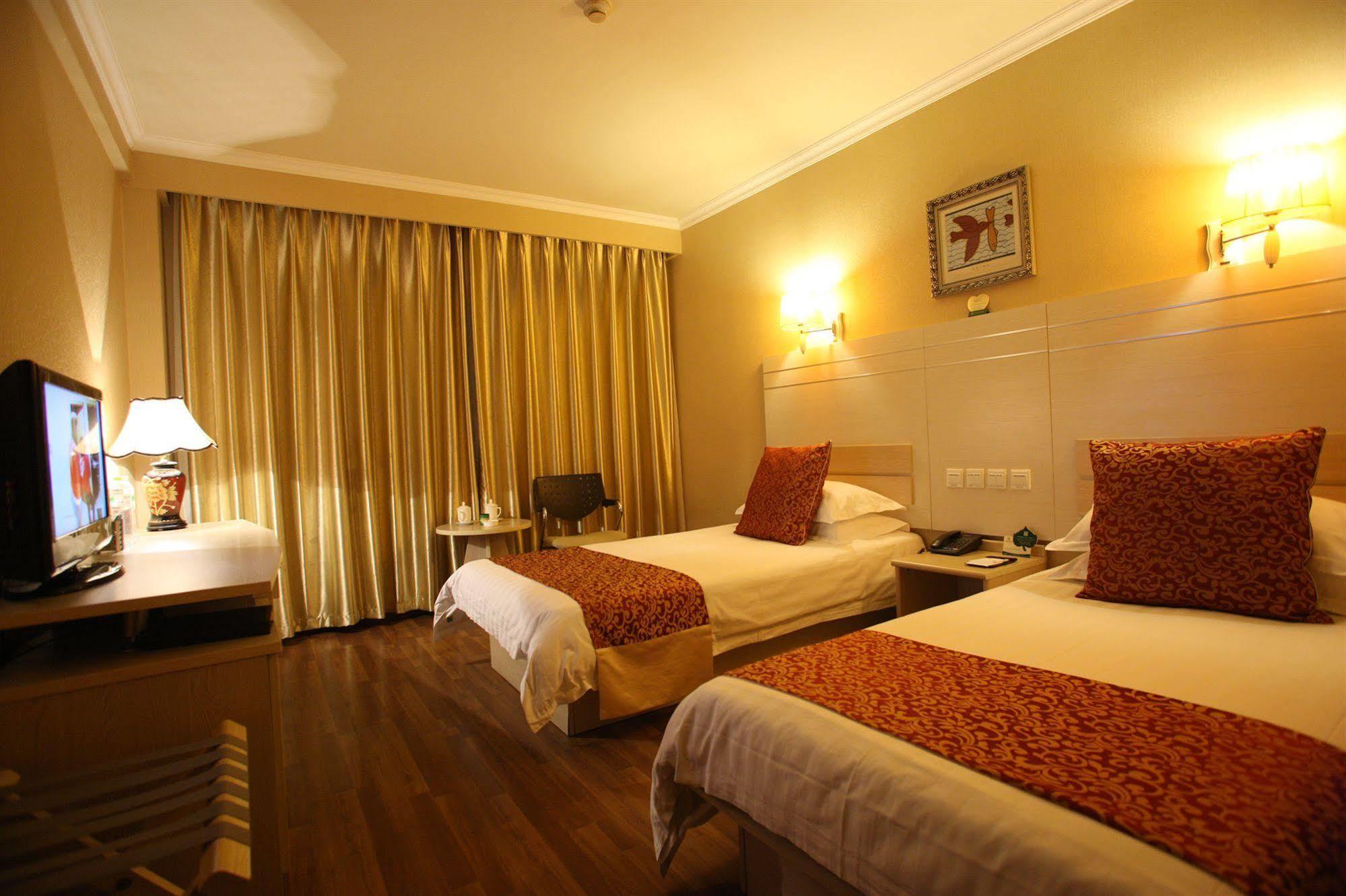 Overseas Chinese International Hotel Qingdao Bagian luar foto